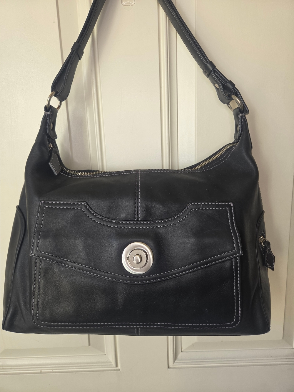 VIA SPIGA • Black Leather Shoulder Bag with Push Lock Front Pocket 🖤🩶